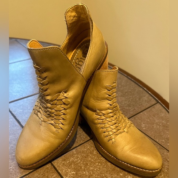 Latigo Tan Kick Woven Split Shaft Booties Blocked Heel. Sz 6M Leather. 2 Inch - Picture 2 of 13
